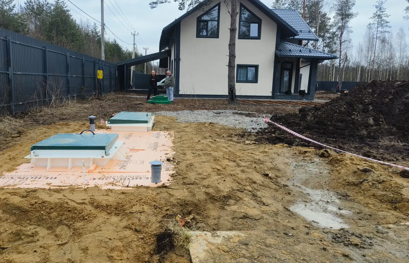 Люк пластикового погреба у загородного дома после монтажа
